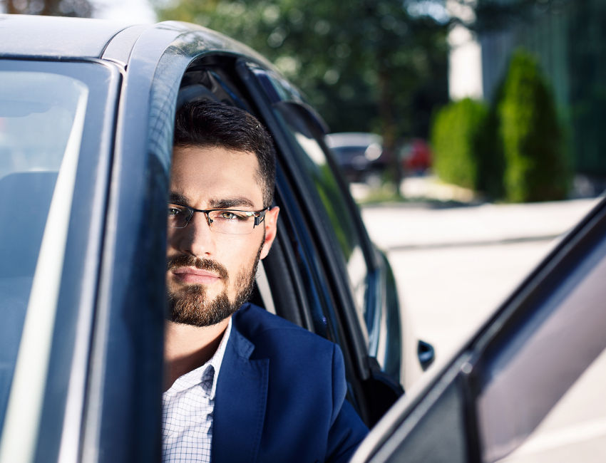 Jeune homme en voiture portant des verre avec antireflet Crizal Drive par Essilor